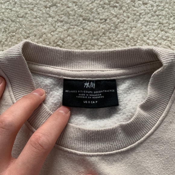 H&M Relaxed Fit Tan/Beige Sweatshirt - Picture 2 of 5
